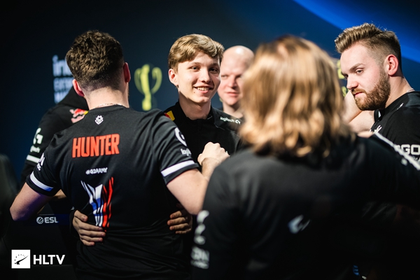 LNG赛前返图：选手们神情轻松 Zika Scout GALA面露笑容