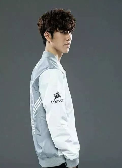 坚定所信，再创辉煌！站在分界线交汇处，见证新十年首冠！ 恭喜JDG京东电子竞技俱乐部勇夺2023LPL春季赛冠军，成功卫冕实现联赛两连冠